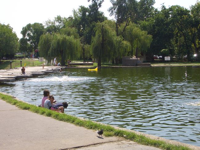 こちらは市民公園にある池。子供たちが裸で池に潜ったりしておりました。憩いの場ですね。