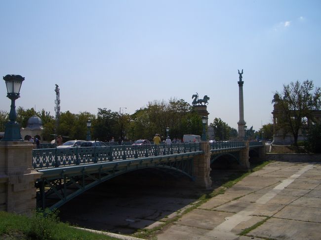 こちら、英雄広場に続く橋。右側に見える高い柱がそうです。後ほど正面から写真を撮りたいと思いま〜す♪