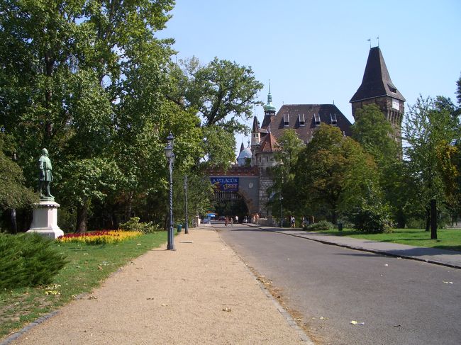 赤いカバンが向かっているのはヴァイダフニャド城。少し歩くと中規模なお城？というか館っぽい建物が見えてきましたよ。ワクワク☆