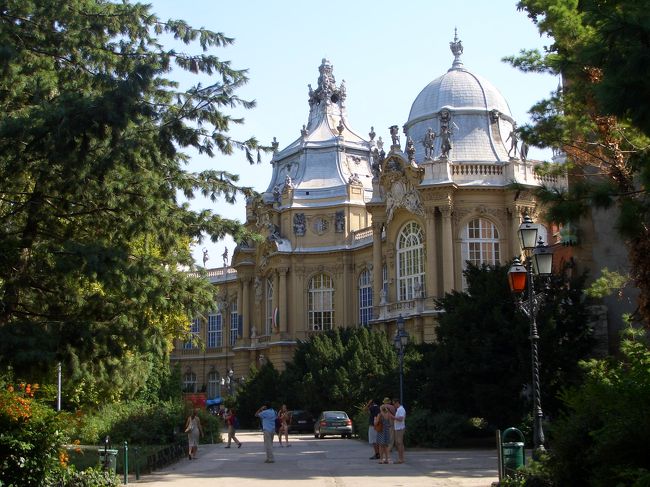 お堀を抜けると、立派な建物があります。外観の彫刻が素晴らしく複雑です。