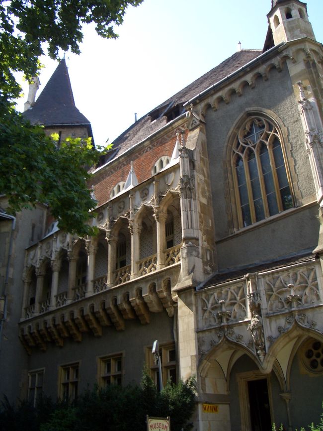 重々しい雰囲気。中に入ると、ちょっとしたお土産屋さんになっています。値段は高めの設定。