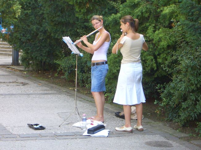奥に進むと、美しい音色が響いてきました。大学生くらいの女性がフルートのアンサンブルを演奏しています。美しい音楽に、ついついウットリ☆