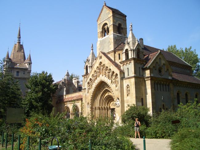 ステキなお庭と建物。でもあまりメジャーなお城じゃないためか、観光客が少なめ。