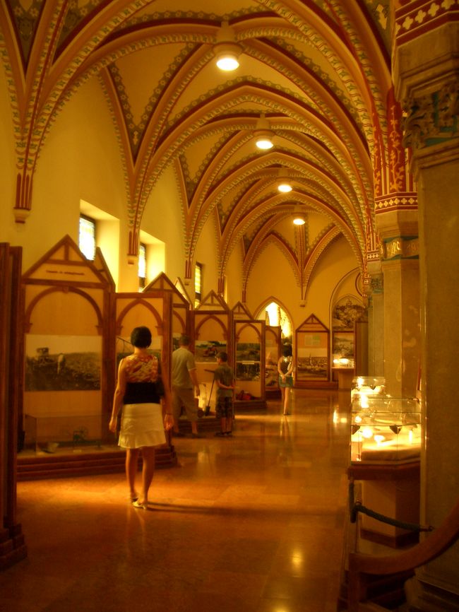 お城の中は見学無料なので、もちろん入る事にしました。展示物が美しくライトアップされています。