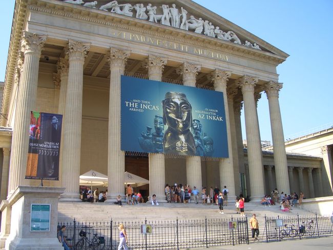 さて、お城から無事脱出し、次に向かったのは西洋美術館。どっしりした建物は、やっぱり見ごたえありますね。<br />と、美術館のエントランスから何やら陽気な音楽が聞こえますよ。？？