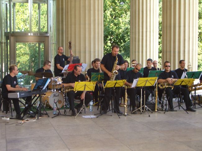 おじさん達のジャズバンドでした。ノリノリな音楽に連れられて、５曲程拝聴致しました。