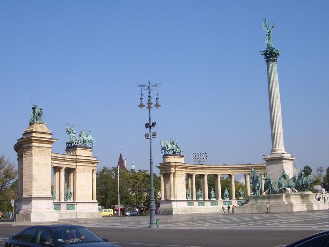 西洋美術館の正面が、先ほど目にした英雄広場。ここ思ったよりデカいんですよね。人が蟻んこのようにちっちゃく見えちゃいます。