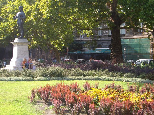 通りの途中のひとコマ。