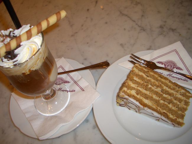 今日も歩きすぎて足がもう限界・・・。という事でオクトゴン周辺まで頑張ったところで、一息つくことにしました。店員さんのお勧めを聞いて、ハンガリーを代表するエステルハーズィトルテを注文。それからアイスコーヒーも☆このアイスコーヒー、まるでパフェのようにたっぷりの生クリームがのっていました。これだけでも十分だったかも。と思いきや、ケーキの美味しさにほっぺが大満足。やっぱりケーキも頼んでおいて良かった♪♪