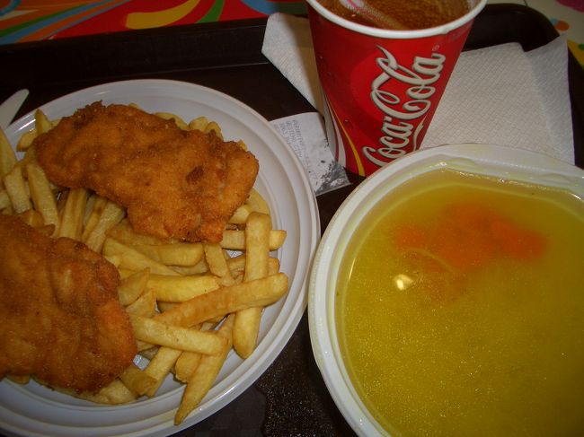 カフェでゆっくりと寛ぎのひと時を過ごした赤いカバンは、その後、またも西駅横のショッピングセンターに通い、本当に本当に最後のショッピングを楽しみました。そして最後の夕飯は・・・早い安い旨い！のフードコートでこちらを注文。スープもお肉もポテトも大盛りでした。でもフードコートなのにお味もＧＯＯＤ！時間を掛けて全て完食した赤いカバンでした〜＠