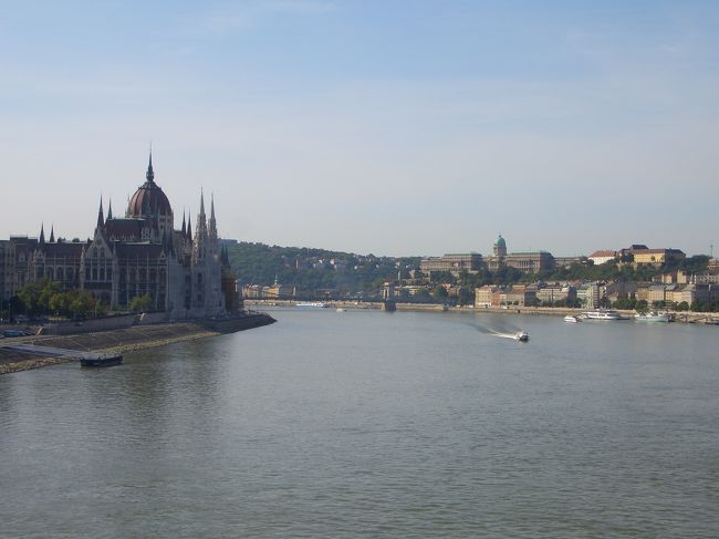 早目に床に着き、その翌日。いよいよブダペストとのお別れの日。朝食後、最後のブダペストの景色を満喫するため、マルギット橋にやってきました。あ〜、本当にさよならだな。楽しい貴重な思い出をありがとうよ。って事で最後の写真がこちら。