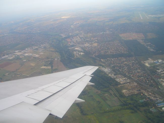 ホテルに戻ると二日前に予約していたエアポートミニバスが無事迎えに来てくれました。<br />今回も何事もなく旅を終えられてよかったな〜〜しみじみ。後は成田までのフライトを楽しむだけだ。ではハンガリーよ、ばいば〜い！