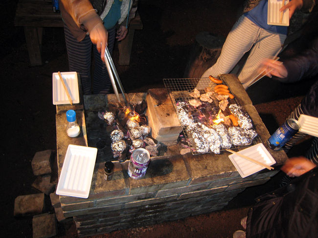 外には、それぞれ屋根付きのBBQ場があり、網、トングが無料で貸してくれます。<br />今日のメニューは、豚肉、トントロ、国産和牛(柔らかく美味しかった)、チョリソ、鮭のホイル焼き、しいたけ、アスパラ、じゃがいも焼き？丸いホイルです。そのまま、炭の中で放置！！バター＆しょうゆでホクホクで美味しいの。オススメ！！<br />若くなくなってきたので、肉肉肉って感じでは無く、バター味のホイル焼きがBBQにあう。数年嵌まっています。そんな、あっさり？メニューで飲んだくれーでした。