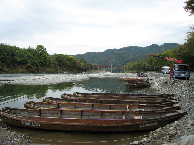 こんな、舟でライン下り。２０人くら乗れるみたい。