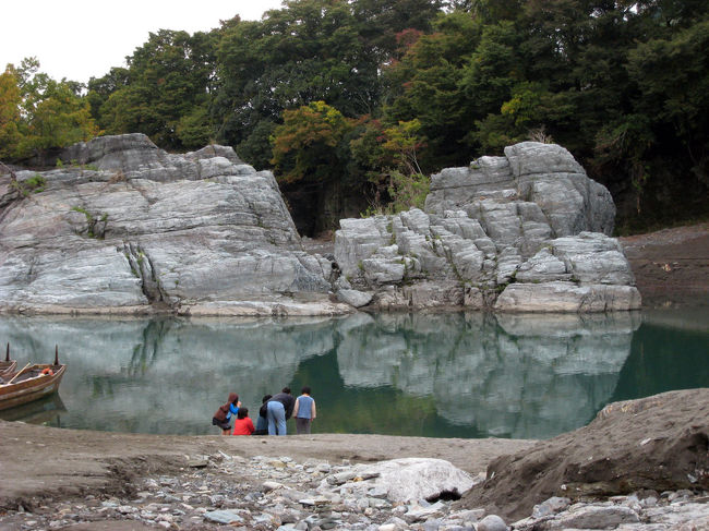 水に映る、石畳がいいですね