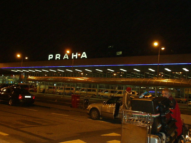 空港を出て、バスでホテルに向かいます。