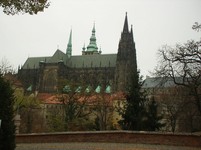 ＜2日目＞<br /><br />9:00にホテルを出発、プラハ城へ向かいます。<br />