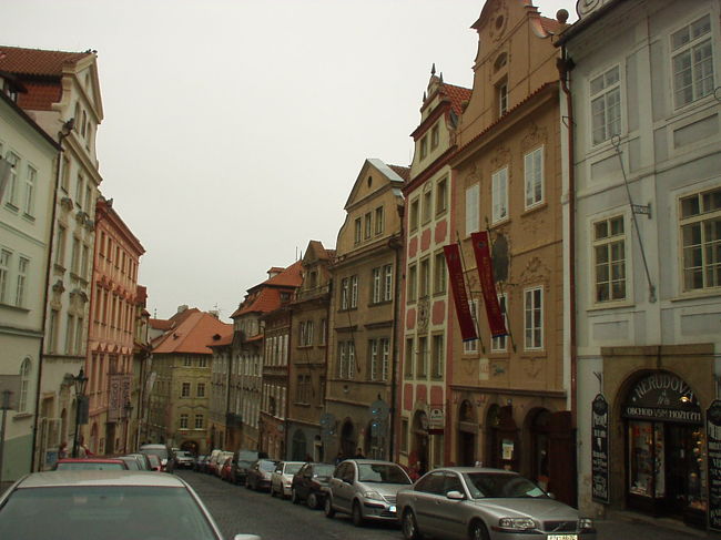 プラハ城を後にし、ネルドヴァ通りを下ります。両サイドにかわいいお店が並んでいました。