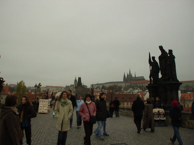 カレル橋に到着しました。両端に聖人像が並んでいます。