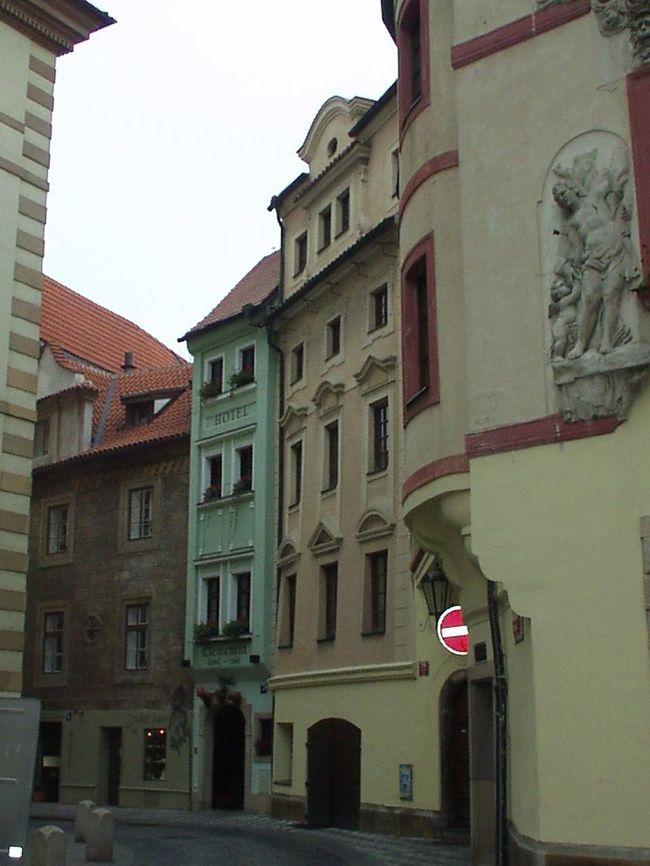 ガイドさんが教えてくれたプラハで一番細い建物？だそうです。ブルーの壁で今はホテルになっているそうです。