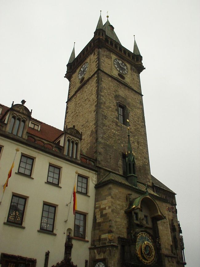 旧市街広場にある旧市庁舎です。<br />毎正時に仕掛けが動く天文時計が有名ですが、残念ながら修復中でした。