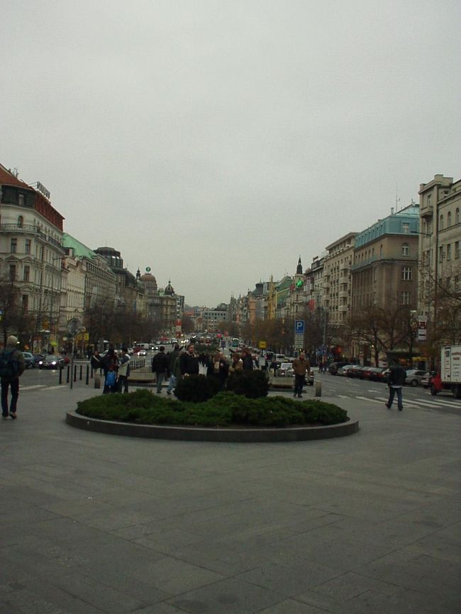 ヴァーツラフ広場です。<br />広場というより大通りに近いイメージです。両側にホテルやお店が立ち並んでいました。