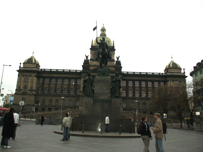 ヴァーツラフ広場にある騎馬像です。<br />奥の建物は国立博物館です。<br /><br />そろそろ集合時間です。夕食の後ホテルへ帰ります。<br />あっという間のプラハ滞在で、もっとゆっくり滞在したい街でした。