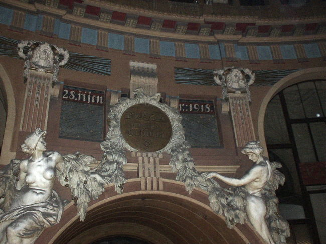 ＜3日目＞<br /><br />今日は列車でブラチスラバに向かいます。<br /><br />プラハ中央駅です。<br />建物は美しく一見の価値ありです。<br /><br />