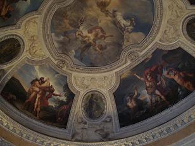 ルーヴル天井のだまし絵<br /><br />大理石の彫刻に見える部分、実は絵。<br />古くなって落下すると危険だからだそうです。<br /><br />この目で見てもわからない。
