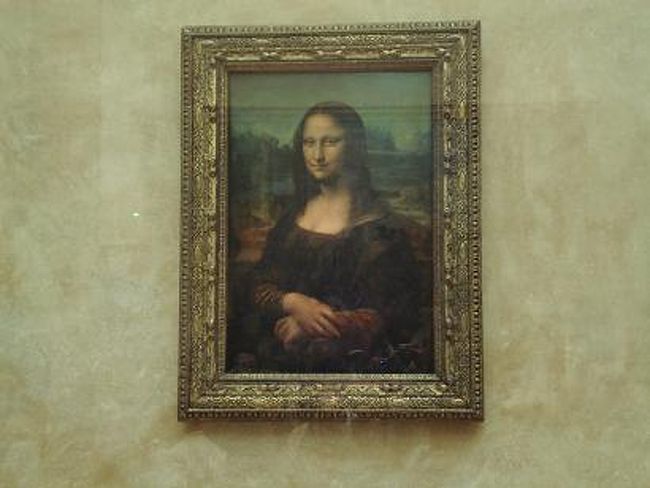 モナリザ<br /><br />私たちがモナリザを見るのではなく、モナリザが私たちを見ているそうです。<br /><br />どこへ移動しても視線が追ってくる。<br /><br />モナリザの正面に飾られた巨大な絵画。この絵が一番よく見える13mの位置、特等席にモナリザはいるのです。