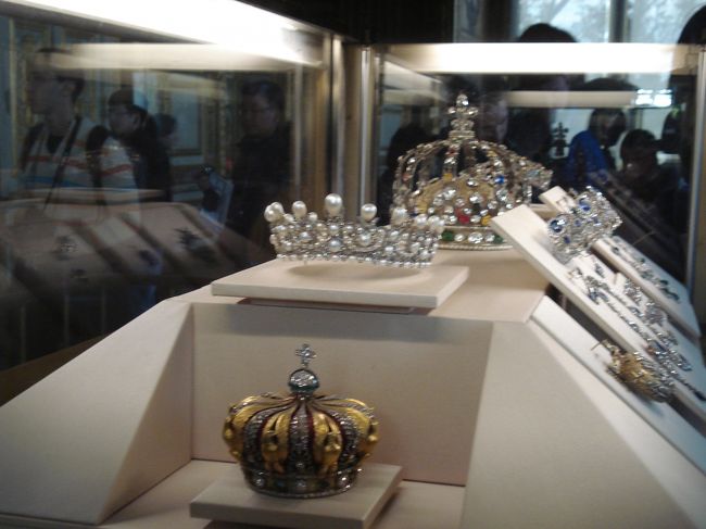 ルイ15世の戴冠式の冠（写真奥）<br /><br />大きなダイヤが埋め込まれている。<br />