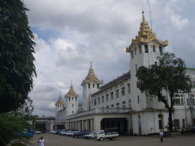 ヤンゴン中央駅はミャンマー伝統様式のユニークな建物です。