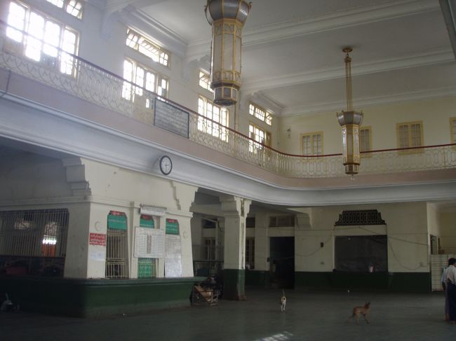 駅構内もとても豪華です。でもガラ〜んとしています。