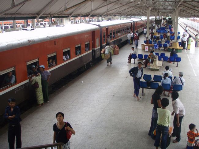 この列車に乗ってバゴーまで行きます。すでにオーディナリーカーは人でいっぱい。出発予定時間は８時ちょうど。まもなく出発かな？