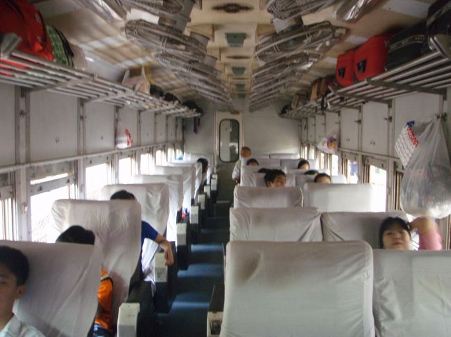 バゴーまではアッパークラスを利用しました。通路を挟んで１席＆２席ですが、エアコンはなし、天井に付いた扇風機は動かな〜い、カーテンは取られている･･･など驚きの状態です。でも。シートもゆったり、リクライニングも出来るし、フットレストもあるからそれなりに快適です。