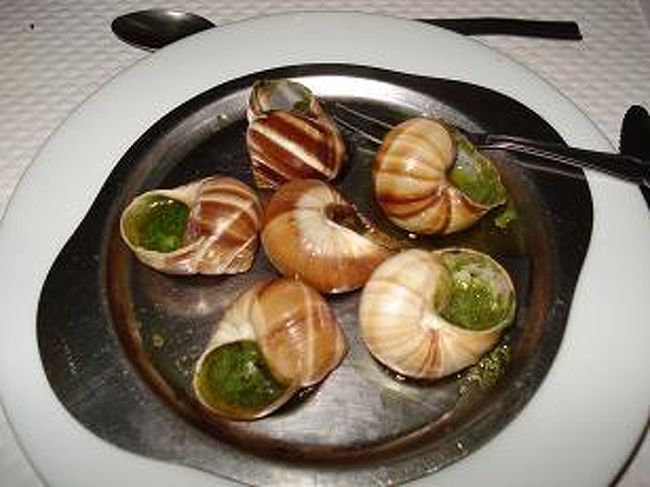 夕食　初めてのエスカルゴ<br /><br />おいし〜い☆意外と中身がちっちゃい。<br /><br />かたつむりか〜
