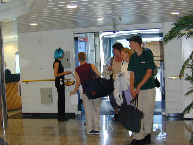 船に乗り込むところです。