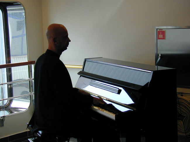 乗船口にはピアノの演奏で迎えてくれます。