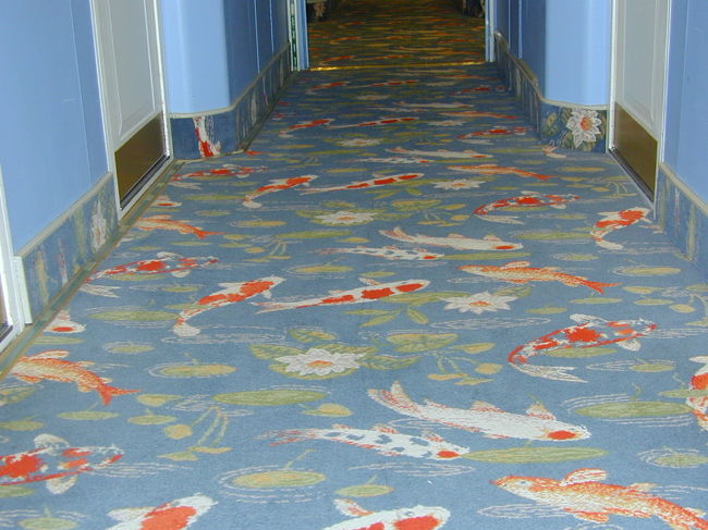 船の床の絨毯は鯉の図柄が描かれています。