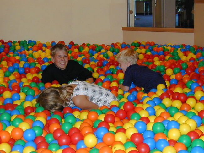 船内には子供達の遊技場があります。