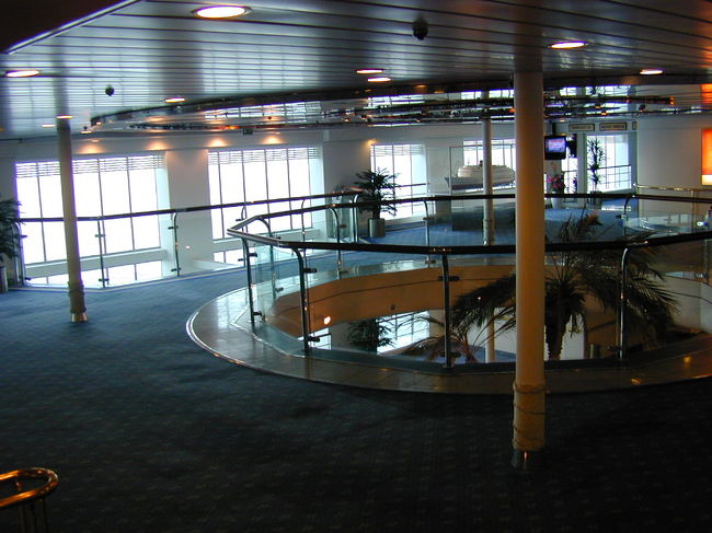 船内のロビーです。