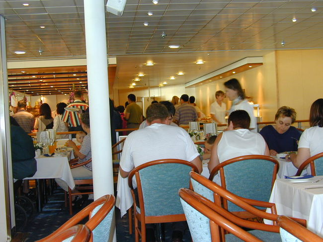 船内のレストランです。