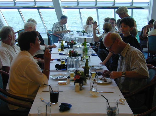 船内のレストランです。