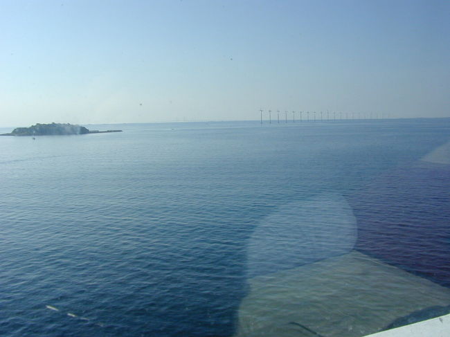 船がコペンハーゲンに入港する頃、海上には多くの風力発電の羽が見られました。
