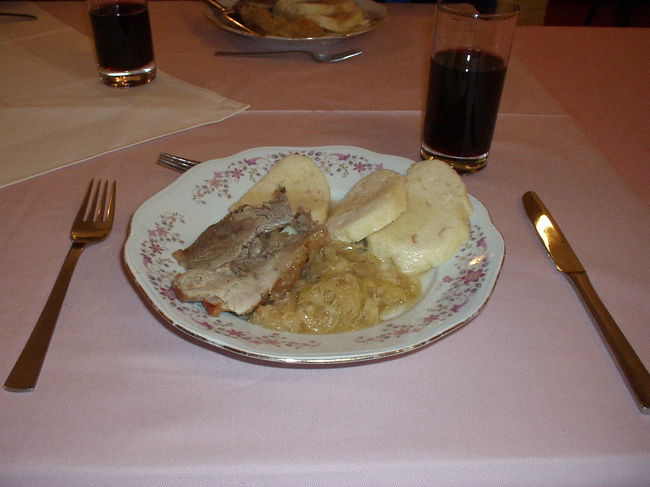 昼食はローストポークとクネドリーキです。<br />あまり美味しそうには見えませんが、ほんのり塩味がきいて、とても美味しかったです。<br />クネドリーキはつけ合わせの定番、蒸しパンのような食べ物です。