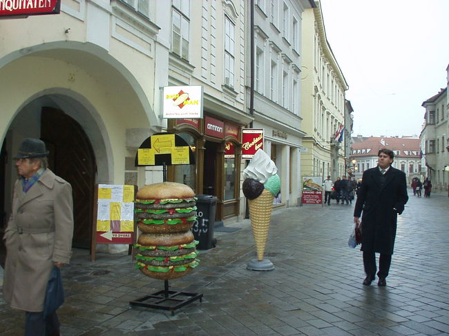 巨大なハンバーガーとアイスクリームの看板。<br />アイスクリームは冬でも食べている人をたくさん見かけました。