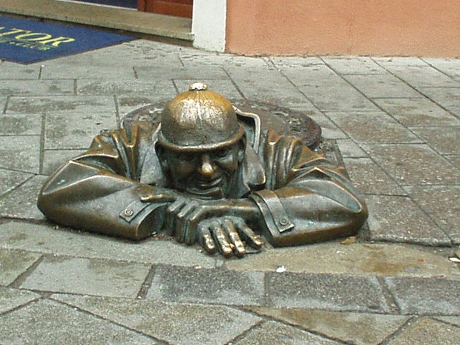 マンホールから顔を出すおじさん。<br />街にはこのような像が点在していて、道行く人を楽しませてくれます。