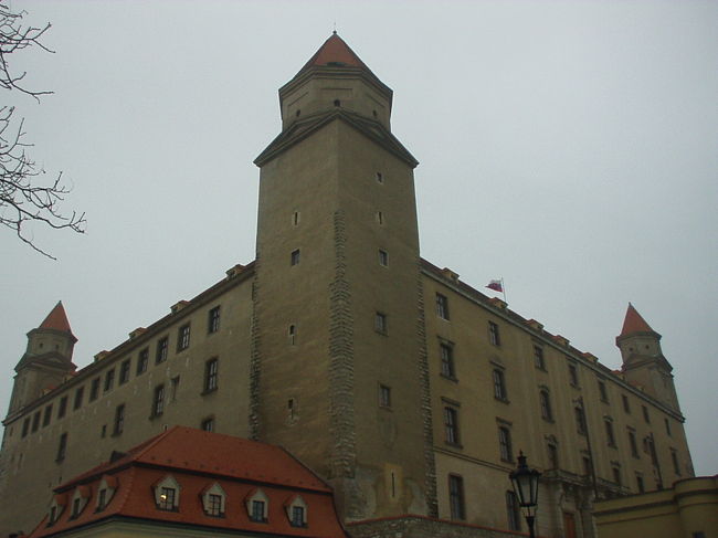 ブラチスラバ城。<br />四隅にある塔が特徴です。