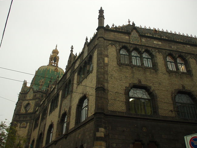 午後から自由行動です。<br />工芸博物館に行きました。家具、陶器、ガラス製品などが展示されています。