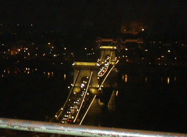 王宮の丘からくさり橋を眺めます。<br /><br />この後夕食を済ませ、ドナウ河クルーズへ向かいました。<br /><br />明日は最後の目的地ウィーンへ出発です。